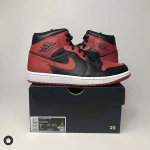 Nike Air jordan 1 mid - Säljer till min kille. fint skick och sparsamt använda. Storlek 43 skriv till mig om du vill ha fler bilder😊 pris kan diskuteras (ej högget i sten)