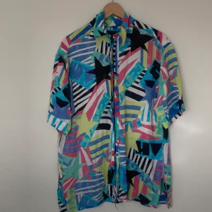 Supernajs vintage skjorta - Färgglad 80-talsskjorta! Står ingen storlek på den, så skulle säga M men kan nog passa S och L också!🤝