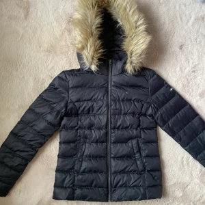 Tommy Hilfiger jacka strl S - Knappt använd Tommy Hilfiger jacka som är i mycket bra skick. Nypris 2499kr