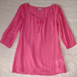 Rosa/cerise y2k blus/topp från Esprit, storlek 34/36 - Rosa blus från Esprit. Den är så fin, tunn och flowy med lyster i tyget (70% bomull 30% silke). Storlek 8 (34/36). Bara använd någon enstaka gång. 