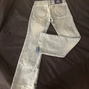 Victoria Beckham jeans -  !! Asfina lågmidjade  jeans med stenar på från Victoria beckham  , innerbenslängen är 79 och midjan är 86 💓 ! 