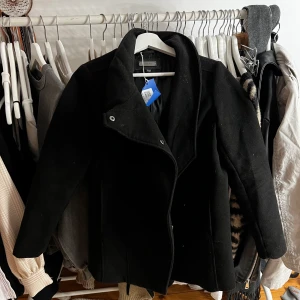 Kappa  - Kappa från mango i stl xs, liten i storlek. Super fin och skön. Liknar arket jackan lite. Bud om flera är intresserade 💗