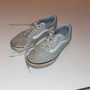 Ljusblåa vans  - Ett par ljusblåa Vans i storlek 37. Tjockt material och sköna!! Säljer då de inte används längre. Kvaliten är toppskick och både sko och skosnöre tvättas innan leverans. Köptes för 800 och säljer för 250. Skriv privat för mer bilder eller frågor 💖💖