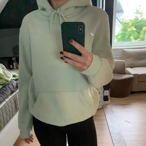  Pastellgrön fin hoodie från herravdelningen på H&M, storlek S. Den är endast använd ett fåtal gånger så i väldigt bra skick! 🍀💖 Köparen står för frakten (66kr)🚛