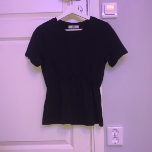 Tröja - En svart tröja med volang ner till, från Only Neon & Nylon. Aldrig använd bara hestad och tagit bort prislapp. Skulle gissa på att jag köpte den för 300-400kr. Köparen står för frakt om du inte vill mötas❤️