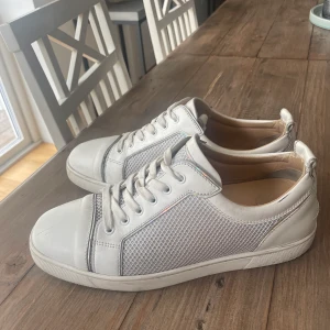 Cristian louboutin  - Ett par cristian Louboutins som är hyfsat bra skick kan behöva en tvätt jag gör det innan jag fraktar dom, box finns 
