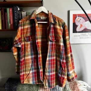 Flanellskjorta - Flanellskjorta i de mest perfekta höstfärgerna!! Ganska tjock i materialet så den är lite varmare