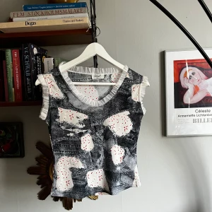 Cooooolaste toppen - En så himla snygg topp som tyvärr aldrig blivit använd av mig:( köpt dyrt i vintagebutik i Köpenhamn 
