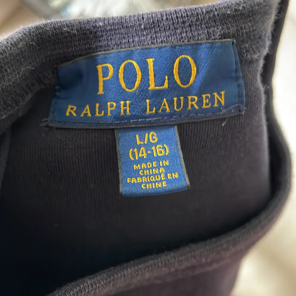 Polo tröja för 14-16 år. 300 kr eller högstbjudande.. Hoodies.