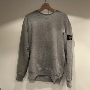 Stone Island Sweater Storlek L - Hej säljer nu min tröja från Stone Island på NK i Stockholm september 2021 för 2500kr.  Kontankta mig för mig för mer Info!