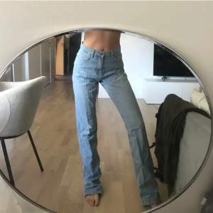 Sjukt snygga raka jeans från Nelly💙 Jag är 165cm🦋