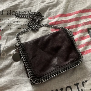 Kedje väska  - En fin basic väska med kedjor. Inte jätte mycket använd och i bra sick. 