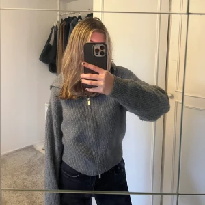 Stickad kofta med zip - Så snygg stickad kofta med zip dragkedja! Helt slutsåld från NA-KD, strl XS! 