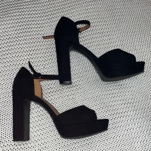 Klackskor  - Klackskor från hm Stl 39, använda fåtal ggr men är i bra skick 