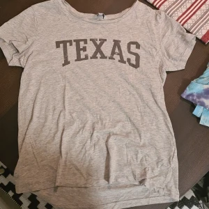 Texas tröja S - Jag däljer denna fina tröja. Köptes för 120kr och säljer för 50kr. Använd ungefär 4 gånger . Köparen betalar för frakten. Storlek S 🌸🌸