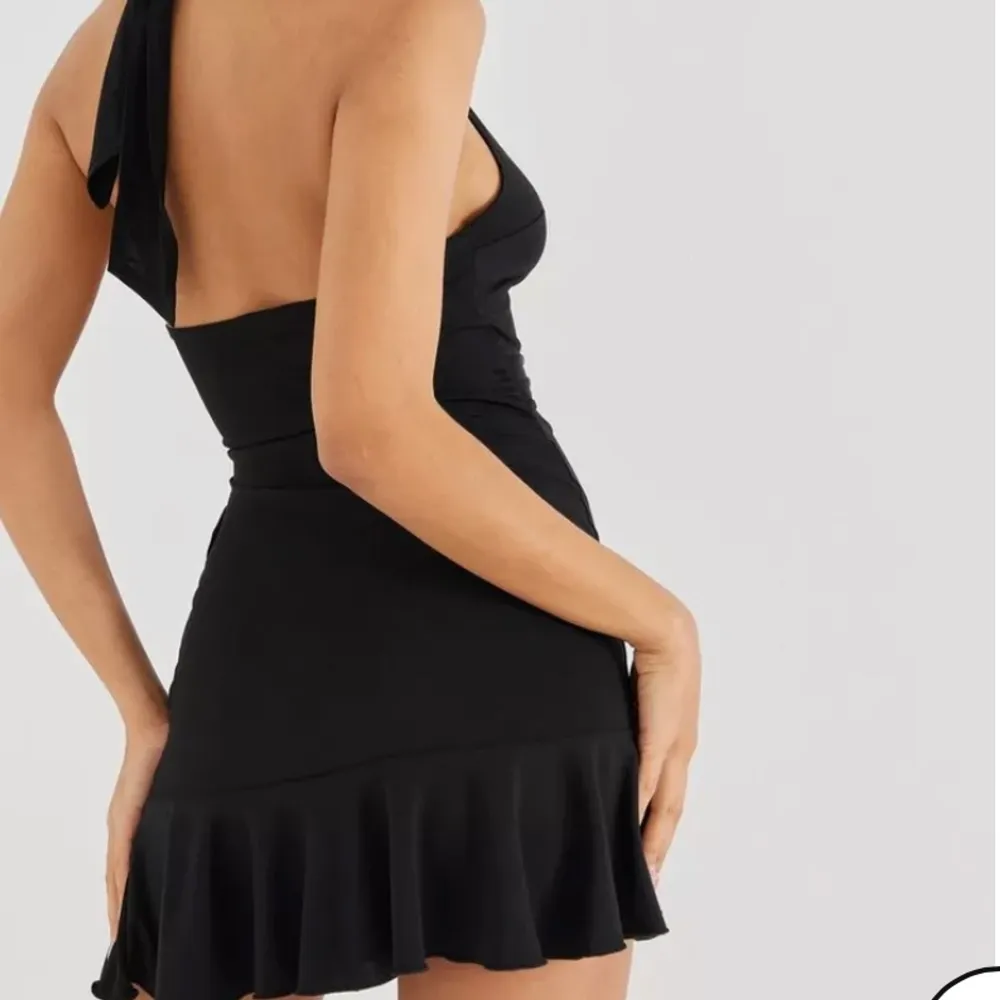 Helt ny klänning från nelly med prislappen kvar. Säljer då den är lite för kort för mig😁. Klänningar.