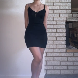 Tight spets klänning - Snygg tight spets klänning från lindex:) sitter jättebra och är i superbra skick. Den är M men passar mig som också går in i S kläder! 