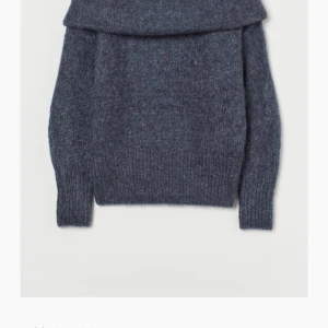 Stickad tröja - Off shoulder tröja från hm, storlek m men passar s också. Aldrig använd💙