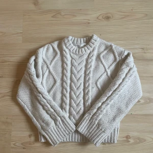 stickad tröja - INTE SÅLD stickad tjocktröja som ser ut som rorys 🕺slutsåld, köpt förra hösten men har inte kommit till användning så säljer den här:) stor i storlek, passar allt från xs-m/l