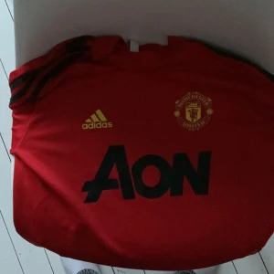 Manchester united tröja - Säljer denna manchester united tröjan som är perfekt för träning men även väldigt clean, skick 9/10 använd ungefär 1 halv vår och ser helt ny ut. NYPRIS 650kr DM för fler frågor eller bilder