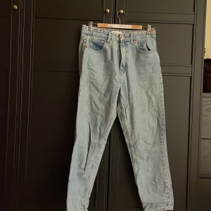 Blåa mom jeans - Knappt använda