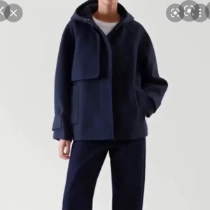 Vid kappa - HÖGSTA BUD: 2400!🥰 Intressekoll på min älskade jacka från cos. Säljs inte längre vad jag kan se och perfekt till hösten och även till vintern med en tunn jacka under😍😍😍😍jag är 175