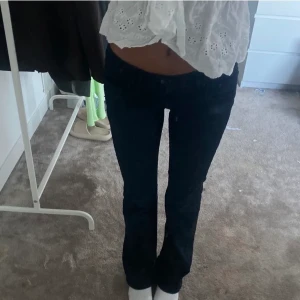 Ltb jeans valerie - Säljer mina as snygga lågmidjade ltb jeans i modellen valerie! Finns inga defekter förutom att jag sprättat upp sista sömen för att göra dem längre. 36 cm i midjemått, 77 cm i innerbenslängd