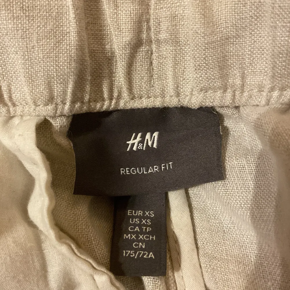Skit sköna linne byxor som sitter perfekt, dom är från H&M, använder ej dom längre så tänkte sälja dom . Jeans & Byxor.