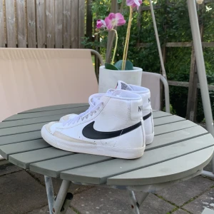 Nike Blazers  - Ett par Nike blazers i jättebra skick storlek 37,5. Köpte för ungefär 1000kr  Kan skicka fler bilder om så önskas! 