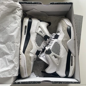 Jorden 4 millitary black - Säljer nu mina jorden 4 millitary black såklart äkta! De är i storlek 43 och jag har köpt dom från soleplus för 4200.