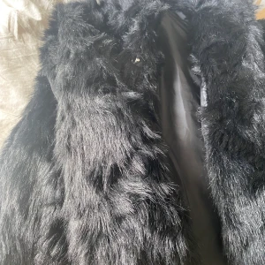 Pälsjacka (fakepäls) - Höst/vinterjacka, passar bra för den som är fryssen.  Storlek 36 -  passar storlek S/M Väldigt fint skick! Stängs med hjälp av dolda knappar. Finns att hämta i Uppsala eller så står köparen för frakten!