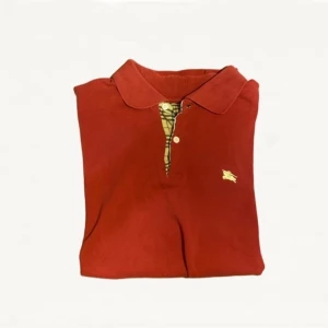 ROSA burberry piké - Den ser väldigt röd ut, sista bilden visar färgen bättre. Thriftad & har inga tags men fortfarande i väldigt bra skick. 