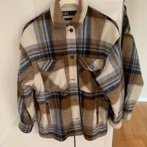 Skjortor - Säljer två olika skjortor, den första är mer som en jacka och den andra är skjorta, jag använder dem inte lika mycket längre och säljer därför💕