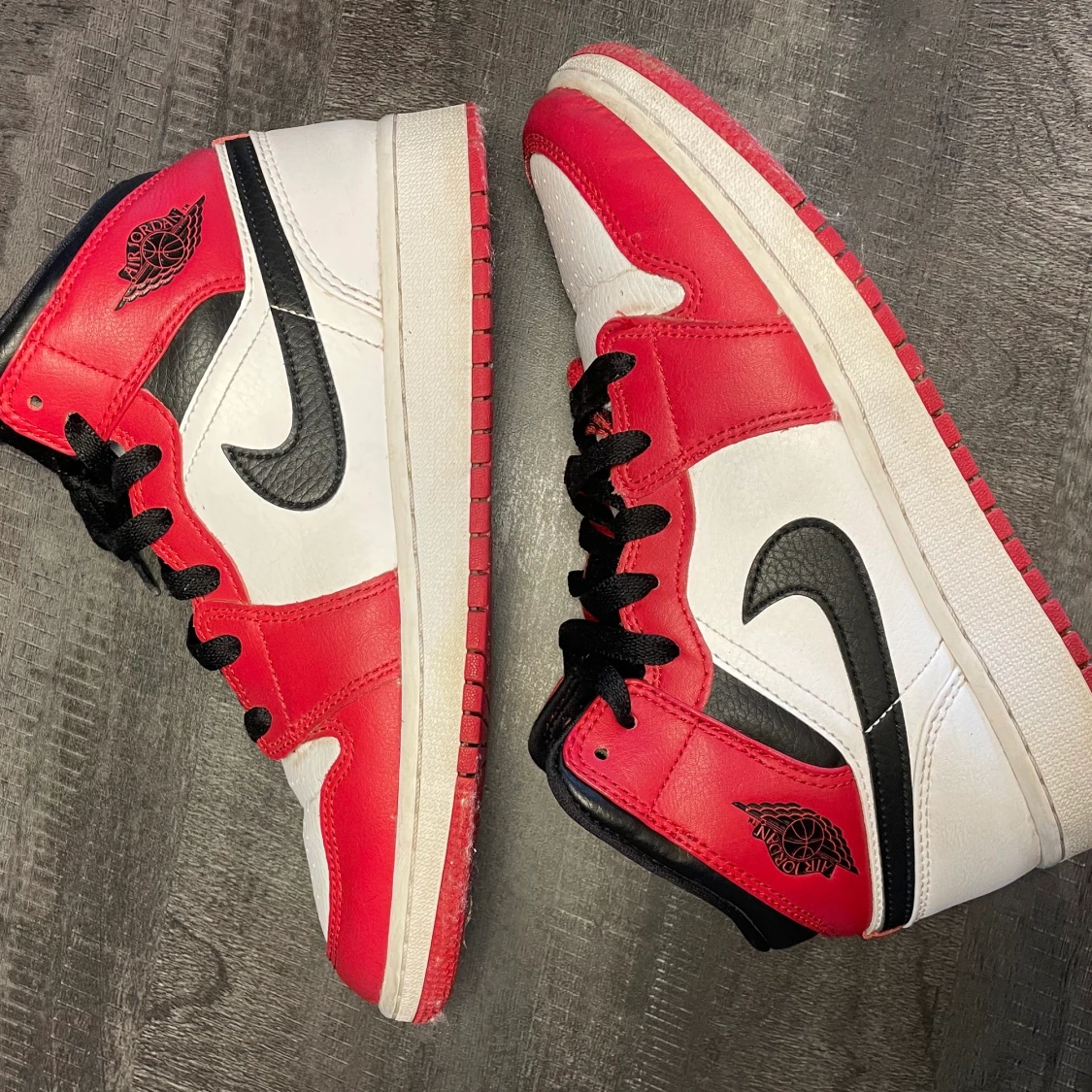Jordan 1 Mid Chicago  - 90