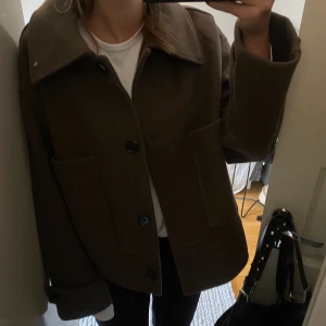 Höstjacka - Brun höstjacka ifrån Kappahl som är slut överallt. Storlek M men passar snyggt oversized på mig som oftast bär S. *Köparen står för frakt.
