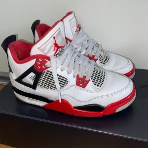 Jordan 4 fire red - Funderar på att sälja dessa nu pga kommer inte till användning längre. Riktigt bra skick men har blivit lite creasade. Kostar runt 5390kr i denna storlek, exakt summa kan såklart variera lite beroende på vilken hemsida man kollar. Köpare står för frakt🫶🏻🫶🏻