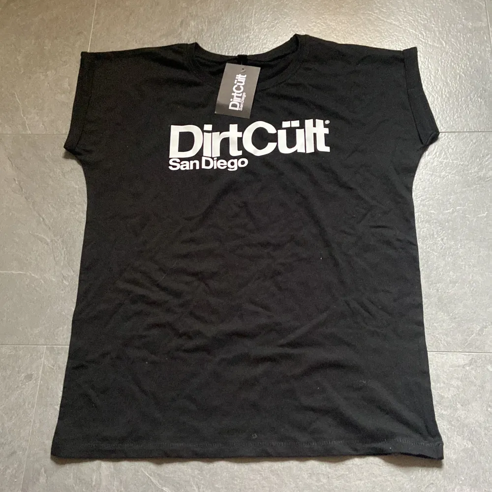 En jätte fin DirtCült t-shirt, aldrig använd💕 Kan skickas med posten och kan mötas upp. T-shirts.
