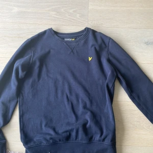 Lyle&scott - Tjena ja säljer denna marinblå tröjan för att jag har växt ut den. Den är i ny skick och 12/13 år 