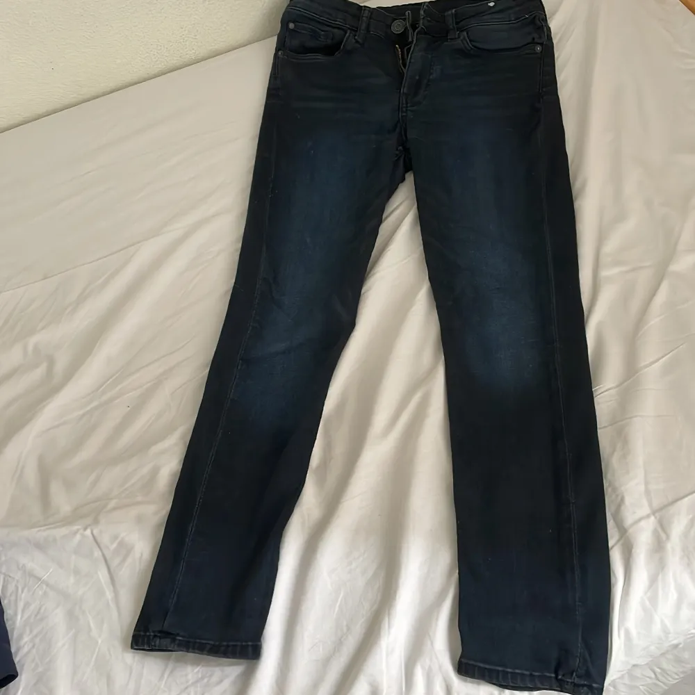 Jättefina jeans köpta för 350kr på h&m. Sonen växte ur de och är bara använda två gången. Jeans & Byxor.