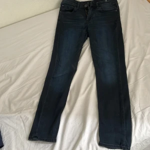 Stiliga jeans stlr 146 - Jättefina jeans köpta för 350kr på h&m. Sonen växte ur de och är bara använda två gången