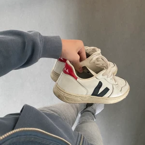 VEJA skor - Köpare står för frakt! Kan även mötas upp i centrala Göteborg🧡