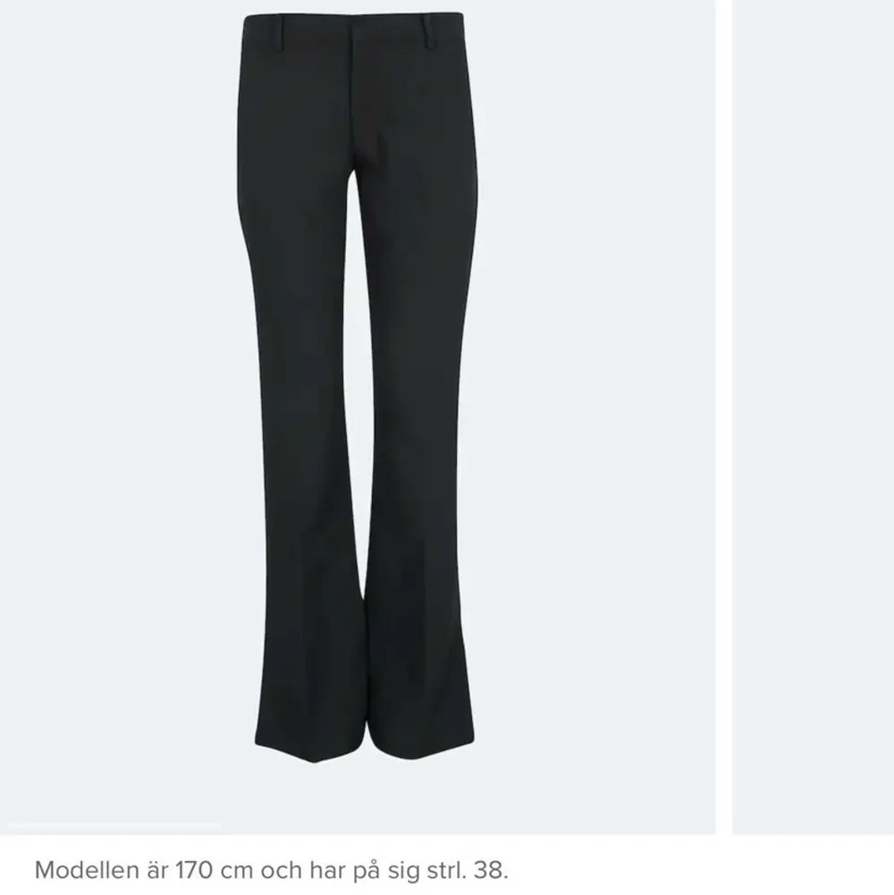 Lågmidjade kostymbyxor från bikbok ( modell vera). Använda 1 gång. I storlek 38 ( små i storlek)✨. Jeans & Byxor.
