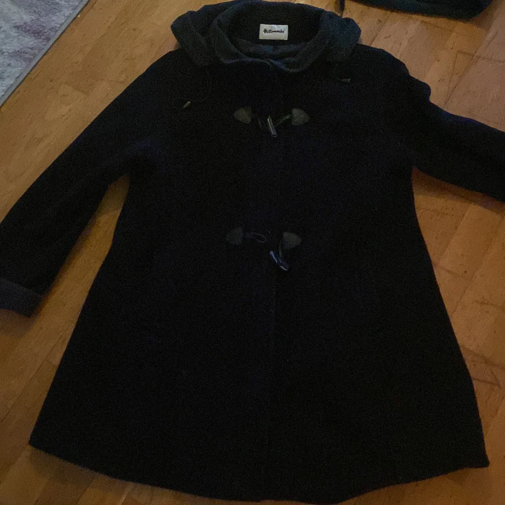 En svart kappa som jag köpt för 1000kr och säljer den för 250kr,storlek XL.. Jackor.