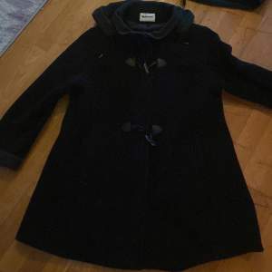 En svart kappa som jag köpt för 1000kr och säljer den för 250kr,storlek XL.