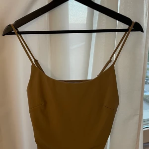 bikbok, beige linne  - BIKBOK  Har inte kommit i användning, använt 2 ggr men ser ut som nyskick. 