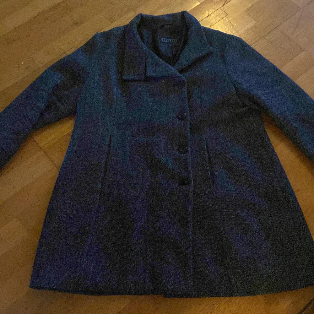 En grå kappa i storlek 50 som passar för XL-XXL,köpt den för 700kr och säker den för 300kr.. Jackor.