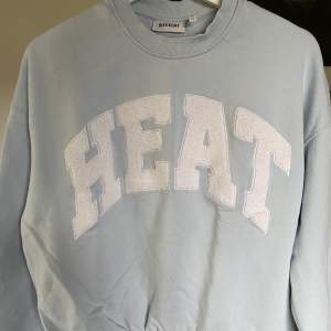 Sweatshirt från Weekday i storlek Xs, lite oversize i modellen och super fin färg. Använd ca 2-4 gånger☺️