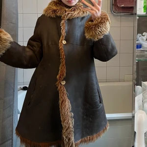 Varm päls/läder-kappa - Megasnygg varm päls/läder kappa🤤Jag har vanligtvis xs-s, men skulle nog passa ännu bättre på någon som brukar ha typ S-M. 