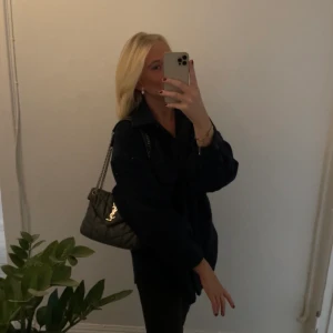 Höstjacka från zara🌟 - Köpt för 2 år sedan. Tjock i materialet, varmare än majoriteten av skjortjackor. Har ett blå/svart rutigt mönster. Sparsamt använd. Oversized i passformen Säljer för 300kr