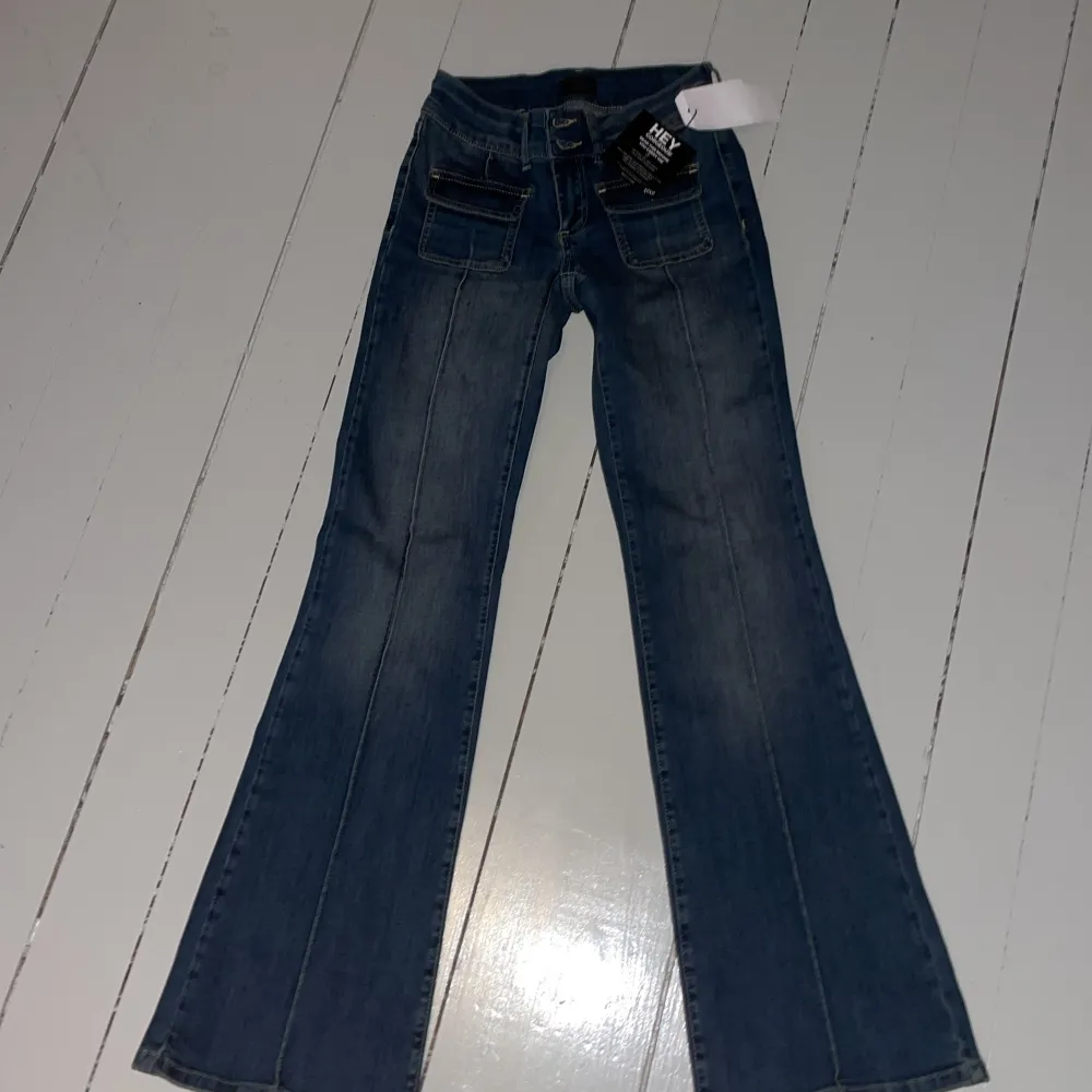 Skitsnygga jeans från Nelly med fickor både där bak och där fram! De är väldigt stretchiga och köptes för 700kr. Helt oavända och säljer de just för att dom var lite förstora för mig som har 32 (skriv privat för fler bilder). Jeans & Byxor.